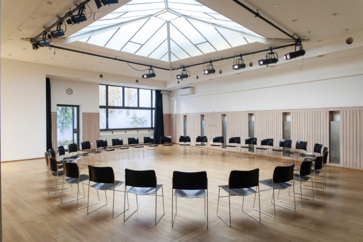 Stuhlkreis im Saal