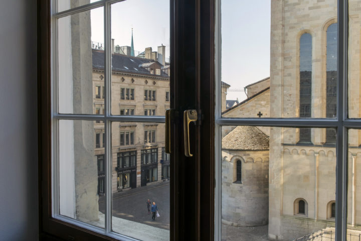 Der Ausblick vom Fenster des Turmblick-Zimmers auf das Grossmünster.