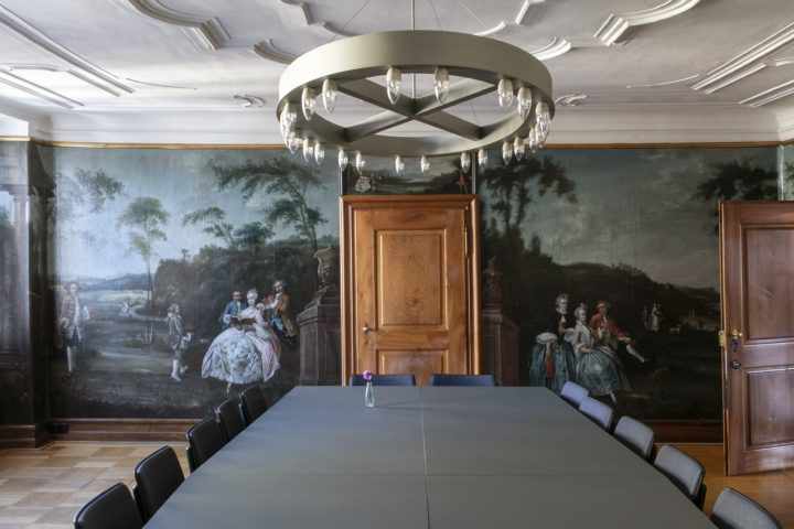 Am grossen Tisch im Barockzimmer können bis zu 18 Personen Platz nehmen.
