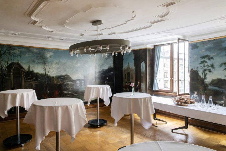 Bei Stehapéros werden runde Tische mit weissen Tischtüchern im Raum aufgestellt.