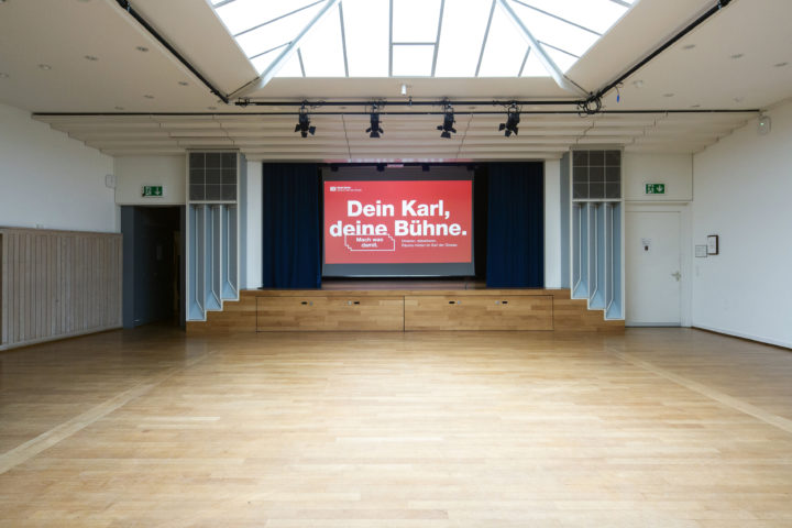 Die Bühne im Saal mit geöffnetem Vorhang.