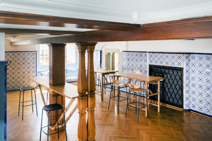 Das blaue Foyer ist ein öffentlich zugänglicher Raum mit blau-weissen Kacheln an den Wänden und Fischgrätenparkett. Hochtische und Barhocker stehen zur Verfügung.